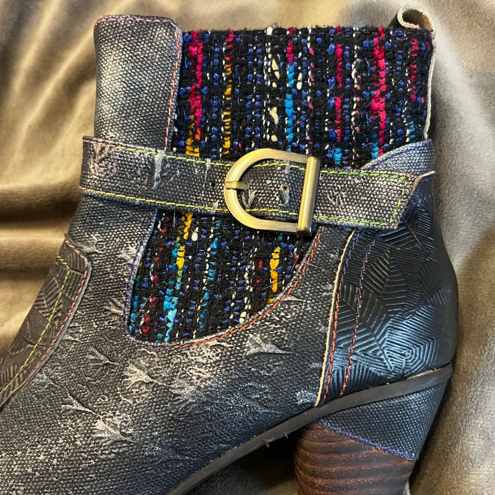 L’Artiste size 37 (US 6.5) charcoal/pewter/tapestry bootie with buckle & zipper.